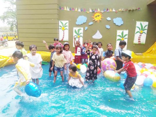 केसीपीएस में स्विमिंग पूल पार्टी, बच्चों ने उठाया आनंद