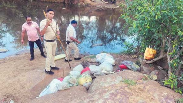 पुलिस ने नदी किनारे 4 अवैध शराब भट्ठियों को तोड़ा 