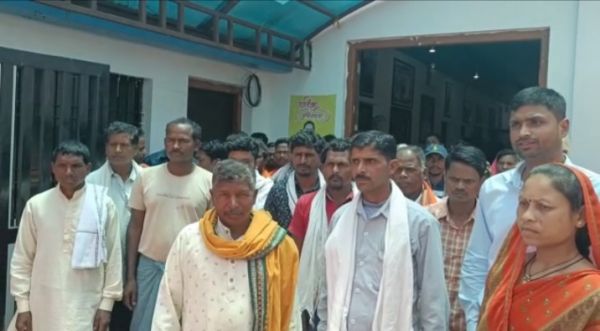 सरकारी जमीन फर्जीवाड़े मामले में आया नया मोड़, मंत्री अमरजीत के निवास पहुँचे ग्रामीण