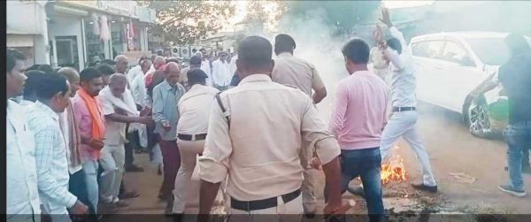 शराब घोटाले के विरोध में भाजपा ने सीएम का पुतला फूंका