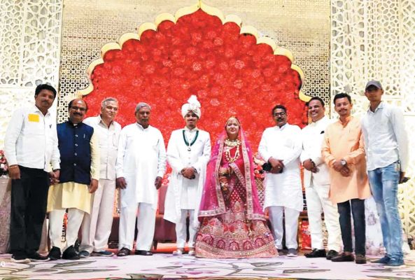 भाजपा नेता के बेटे के विवाह में शामिल हुए जनप्रतिनिधि