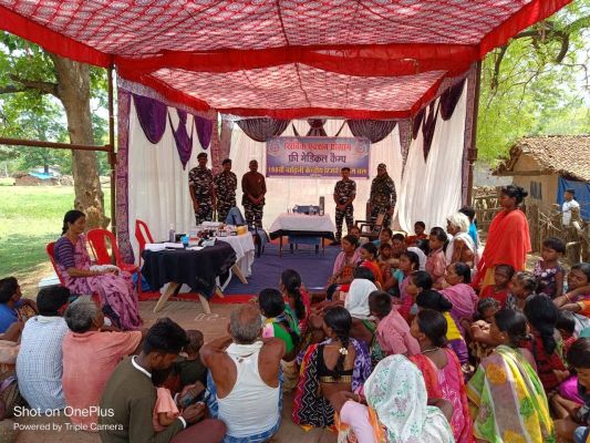 सीआरपीएफ ने कैंप लगाकर ग्रामीणों  की स्वास्थ्य जांच, दवा वितरण