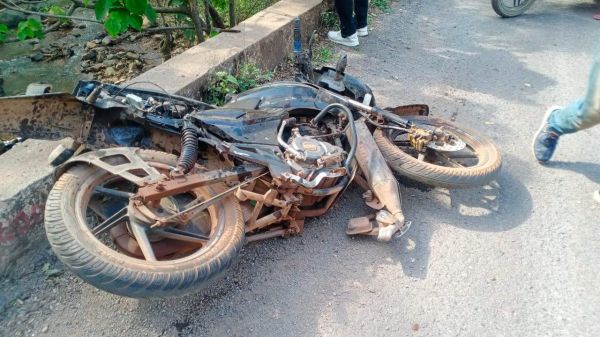 वाहन ने बाइक को मारी टक्कर, एक की मौत