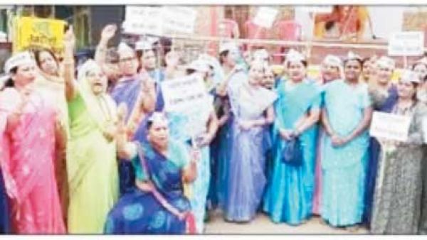 जिले की मांग को लेकर सर्व समाज की महिलाओं ने किया प्रदर्शन
