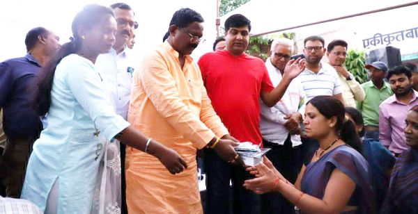 खाद्य मंत्री अमरजीत ने आंगनबाड़ी कार्यकर्ताओं को किया मोबाइल वितरण