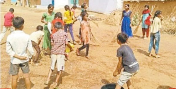 बच्चों ने मोहल्ले में लगाई झाड़ू और सफाई का लिया संकल्प 