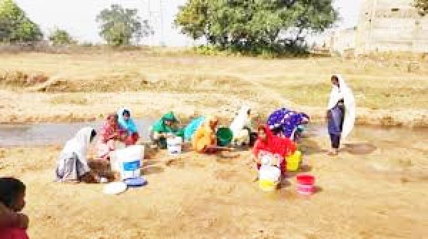 अहिल्दा में पानी के लिए  रतजगा कर रही महिलाएं