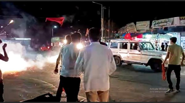 बलरामपुर में एसपी के तबादले के बाद पटाखे फूटे, वीडियो वायरल