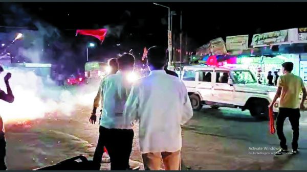 बलरामपुर में एसपी के तबादले के बाद पटाखे फूटे, वीडियो वायरल