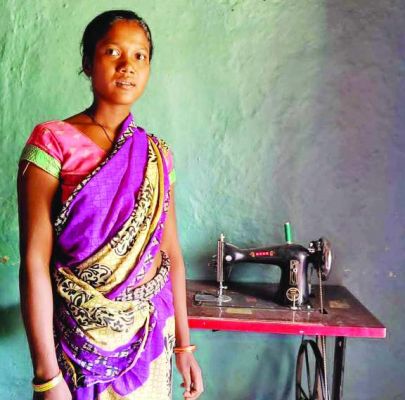 गौठान की कमाई से महिलाएं हो रही हैं आत्मनिर्भर  गोबर बेचकर संतमनी ने खरीदी सिलाई मशीन
