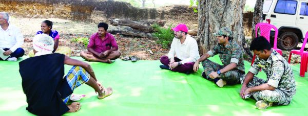 संवेदनशील ग्राम कुएमारी में कलेक्टर-एसपी  ने ग्रामीणों संग बैठ कर लगाई चौपाल