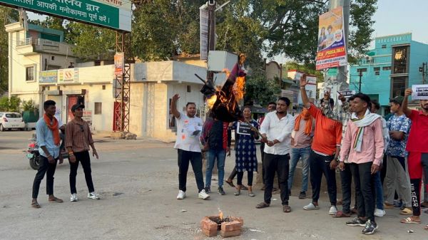 एनएसयूआई ने भाजपा सांसद का फूंका पुतला