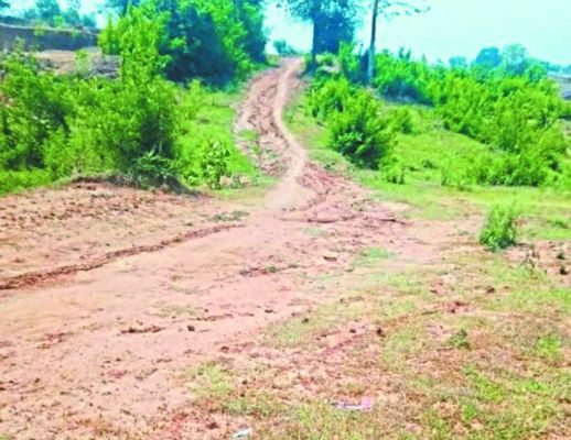 सेमरिया रोड पर बारहमासी आवागमन सडक़ का है अभाव, बारिश में खेतों से करते हैं आना-जाना 