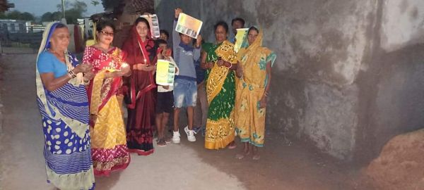 ओडिशा ट्रेन हादसा: दिवंगतों को  मोमबत्ती जलाकर श्रद्धांजलि