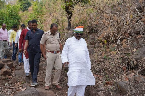 खतरनाक रास्तों, पहाडिय़ों, पगडंडियों को पार कर दुर्गम गाँवों में पहुंचकर मंत्री भगत ने लगाई चौपाल, सुनी लोगों की समस्याएं