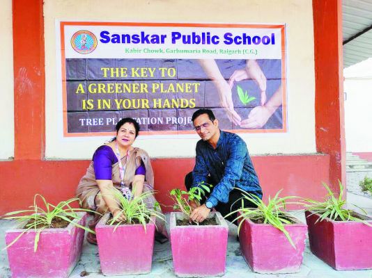 संस्कार स्कूल में स्कूल परिसर  में लगाए पौधे, पर्यावरण संरक्षण का संकल्प