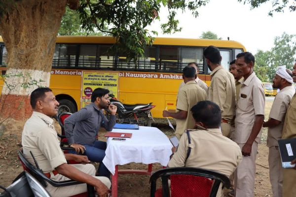 स्कूली बसों की जांच कर चालक-परिचालकों को दी यातायात नियमों की समझाइश