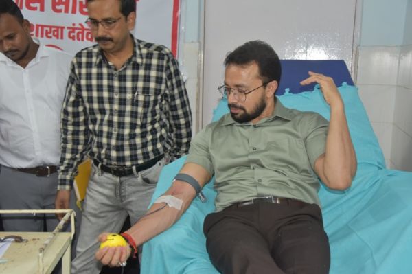 विश्व रक्तदान दिवस पर कलेक्टर ने किया रक्तदान 