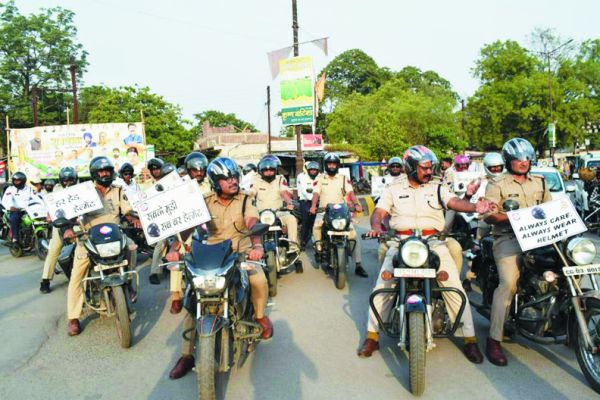 पुलिस ने निकाली हेलमेट जागरूकता रैली