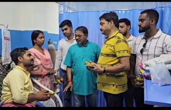 राहुल के जन्मदिन पर युवा कांग्रेस ने अस्पताल में बांटे फल