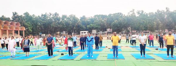 जनप्रतिनिधि, कलेक्टर, अधिकारी-कर्मचारी एवं नगरवासियों ने रणजीता स्टेडियम में अंतरराष्ट्रीय योग दिवस मनाया