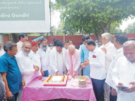 इंटक ने हर्षोल्लास से मनाया राहुल गांधी का जन्मदिन