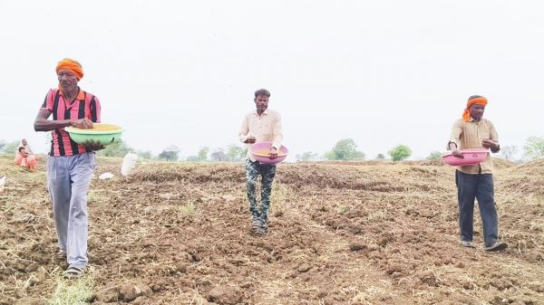 बारिश की पहली फुहार के बाद  किसानों ने किया खेतों का रूख