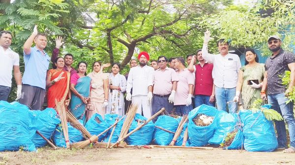 स्थानीय कांग्रेसियों ने श्रमदान दान कर साफ-सफाई की