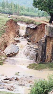 पहली बारिश में ही खुली पोल, ईब नहर  का पुल क्षतिग्रस्त, कई गांव प्रभावित
