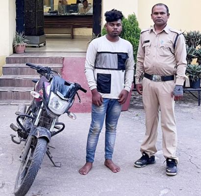 चोरी की बाइक पर गलत नंबर प्लेट लगाकर घूम रहा युवक गिरफ्तार