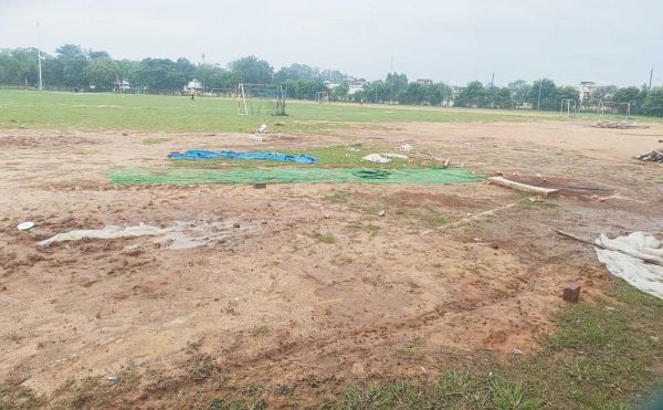  रायगढ़ स्टेडियम की हालत बद से बदतर, कई जगह खोद डाला, गंदगी पसरी