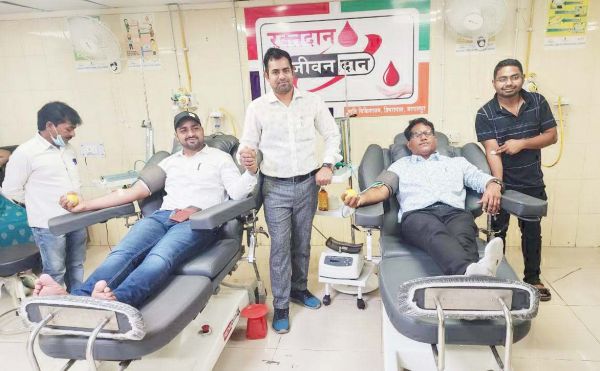 रक्त दान कर डॉक्टरों ने किया विरोध प्रदर्शन, नहीं बढ़ रहे है स्टाइपन