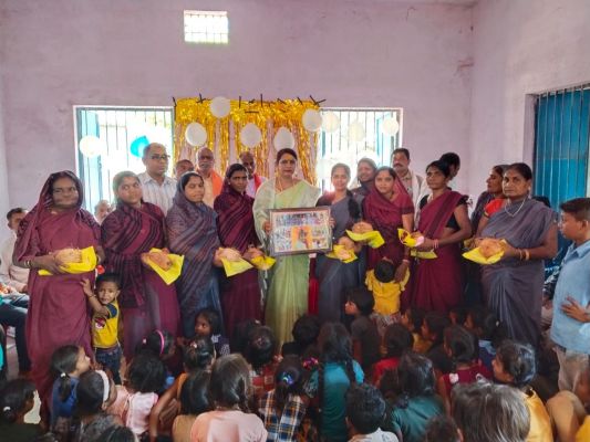 जिपं सदस्य ने बच्चों को पाठ्य सामग्री बांटकर मनाया जन्मदिन-मातृशक्तियों का किया सम्मान 