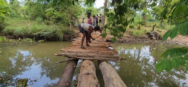 बारिश में गांव बन जाता है टापू, ग्रामीणों ने नाले पर बनाया लकड़ी का पुल