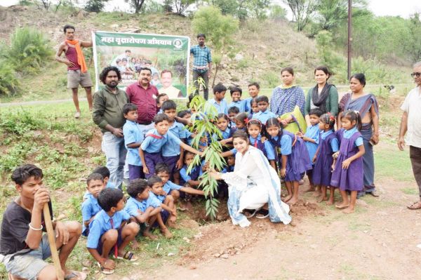 रामदास द्रौपदी फाउंडेशन ने कृष्णापुर स्कूल में किया पौधरोपण