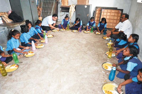 निरीक्षण में पहुँचे कलेक्टर, बच्चों संग बैठकर खाया भोजन