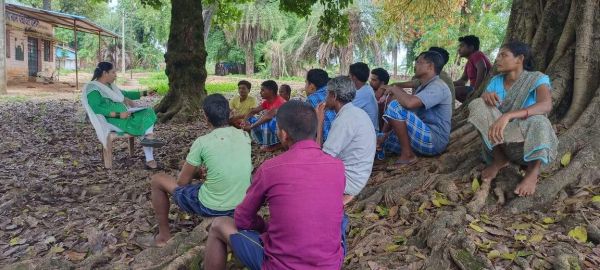 ग्रामीणों के बीच पालेंम पहुंची दीपिका, मजदूरी नहीं मिलने की ग्रामीणों ने की शिकायत 
