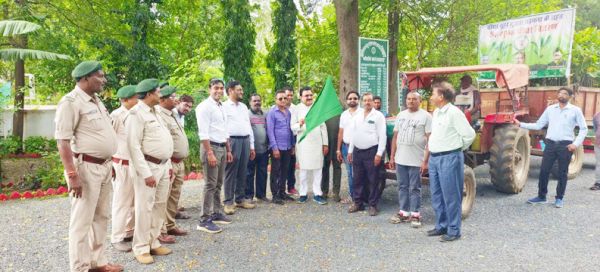 संसदीय सचिव यादव ने पौधा तुंहर दुवार वाहन को हरी झंडी दिखाकर रवाना किया