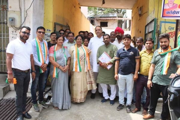 रायपुर शहर की ब्लॉक प्रभारी  हेमा ले रही बूथों में बैठक