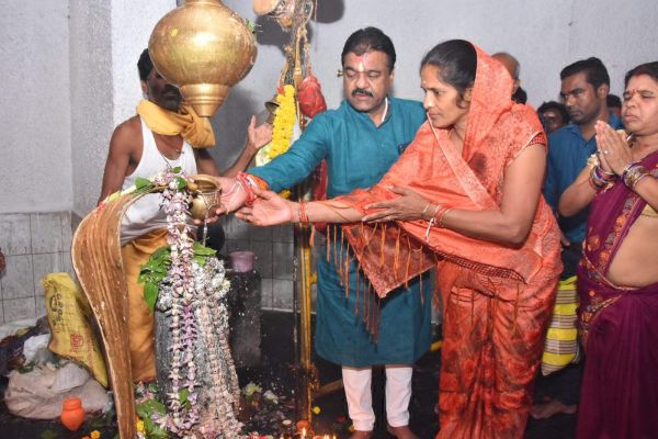 सावन के पहले सोमवार को विधायक ने देवड़ा मंदिर में की पूजा-अर्चना