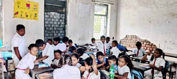 एक शिक्षिका के भरोसे 96 छात्र,  अब 15 ने मांगा टीसी