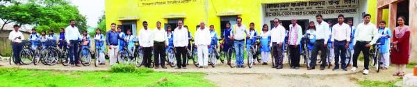 खैन्दा हाई स्कूल में छात्राओं  को साइकिल वितरित