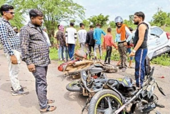 कार चालक ने दो बाइक सवारों को मारी ठोकर, 3 घायल