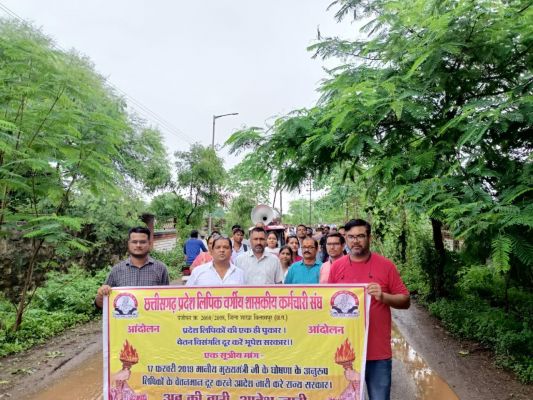 नग्न प्रदर्शन के बाद आज लिपिक भी विस पहुंचे, वेतन संगति दूर करने प्रदर्शन किया