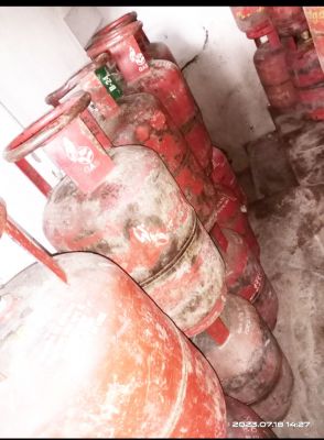 खाद्य विभाग का छापा  50 घरेलू गैस सिलेंडर जब्त