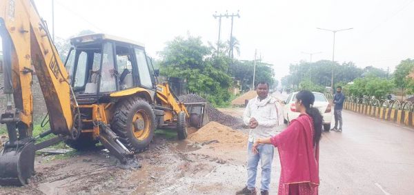 अतिक्रमण हटाकर की जा रही है नालियों की सफाई