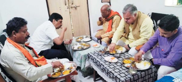 भाजपा क्षेत्रीय संग़ठन मंत्री ने कार्यकर्ता के घर किया भोजन