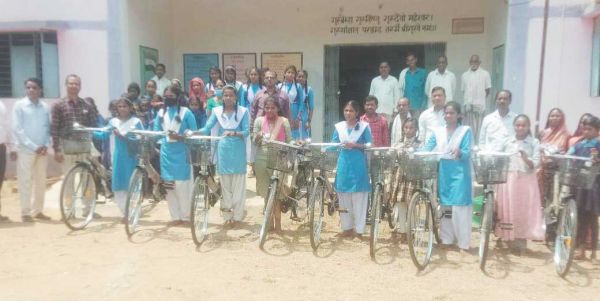 करैहा स्कूल में छात्राओं को नि:शुल्क सायकल वितरण