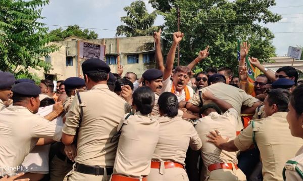 विधायक  के खिलाफ हल्ला बोलते कलेक्टोरेट घेरने गए भाजपाईयों-पुलिस जवानों के बीच झूमाझटकी