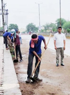 स्वास्थ्य अधिकारी ने देखा शहर की सफाई व्यवस्था का हाल